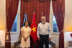 La embajadora de Vietnam en Argentina, Ngo Minh Nguyet, y el presidente de la Confederación Latinoamericana y del Caribe de Trabajadores Estatales (CLATE), Julio Fuentes. (Fuente: VNA)