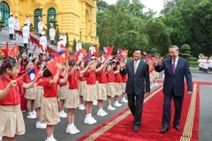 El secretario general del Comité Central del Partido Comunista de Vietnam, To Lam, recibe al secretario general del Partido Popular Revolucionario y presidente de Laos, Thongloun Sisoulith. (Hanoi, el 10 de septiembre de 2024) (Fuente: VNA)