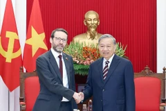 El secretario general del Partido Comunista de Vietnam (PCV), To Lam, recibe al embajador de Reino Unido en el país, Iain Frew, el 17 de octubre. (Fuente: VNA)