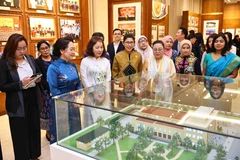 Nguyen Thi Thanh Nga, esposa del presidente de la Asamblea Nacional de Vietnam, Tran Thanh Man, y miembros de AWCH visitaron la Sala de Tradiciones del órgano legislativo. (Fuente: VNA)