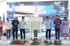 Los viceprimeros ministros de Laos y Tailandia y delegados en el evento. (Fuente: VNA)