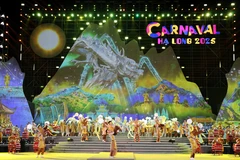Una de las atuaciones artísticas en el Carnaval de Ha Long 2025. (Fuente: VNA)