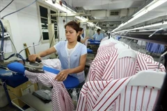 Línea de producción de prendas de vestir para exportación en la empresa Van Laack ASIA Co., Ltd., con inversión de Alemania, en el Parque Industrial Ngoc Hoi (Hanoi). (Foto: VNA)