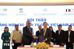 Representantes de la Cámara de Comercio de la India (ICC) y la Asociación Empresarial de Ciudad Ho Chi Minh (HUBA) firmaron un acuerdo de cooperación en el evento. (Fuente: VNA)