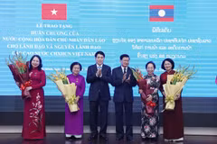 El presidente vietnamita, Luong Cuong, y el secretario general del Partido Popular Revolucionario y presidente de Laos, Thongloun Sisoulith, felicitan a la vicepresidenta Vo Thi Anh Xuan y a las ex subjefas de Estado Truong My Hoa, Nguyen Thi Doan y Dang Thi Ngoc Thinh. (Fuente: VNA)