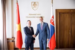 El presidente del Consejo Nacional (Parlamento) de Eslovaquia, Richard Rasi, y el embajador vietnamita en Bratislava, Pham Truong Giang. (Fuente: VNA)