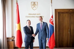 El presidente del Consejo Nacional (Parlamento) de Eslovaquia, Richard Rasi, y el embajador vietnamita en Bratislava, Pham Truong Giang. (Fuente: VNA)