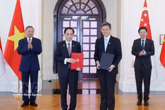 El secretario general del Partido Comunista y presidente de Vietnam, To Lam, y el primer ministro de Singapur, Lawrence Wong, presencian la ceremonia de intercambio y anuncio de diversos acuerdos de cooperación entre ministerios, organismos y localidades de ambos países. (Fuente: VNA)