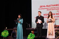 Nguyen Mai Huong, cónsul general de Vietnam en la ciudad de Ekaterimburgo, habla en el evento. (Fuente: VNA)