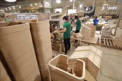 Producción de contrachapado curvo para exportación en la fábrica de Nhat Nam, comuna de An Dien, barrio de Ben Cat, provincia de Binh Duong (antigua). (Foto: VNA)