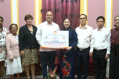 Truong Thi Ngoc Anh, vicepresidenta del Comité Central del Frente de la Patria de Vietnam, entregó obsequios a los Comités de Defensa de la Revolución (CDR) de Cuba (septiembre de 2023). (Foto:VNA)