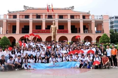 Jóvenes y estudiantes vietnamitas en el exterior visitaron el Muelle Nha Rong. (Fuente: VNA)