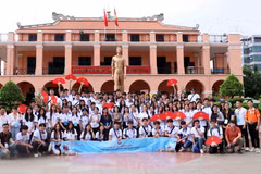 Jóvenes y estudiantes vietnamitas en el exterior visitaron el Muelle Nha Rong. (Fuente: VNA)