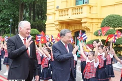 El secretario general del Partido Comunista de Vietnam, To Lam, y el primer secretario del Comité Central del Partido Comunista de Cuba y presidente de la República, Miguel Díaz-Canel, en el acto de bienvenida. (Fuente: VNA)