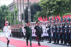 El ministro de Defensa Nacional de Vietnam, general Phan Van Giang, ofrece una ceremonia de bienvenida al ministro de Defensa de Azerbaiyán, coronel general Hasanov Zakir Asgar Oglu. (Fuente: VNA)