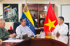 El embajador de Vietnam en Venezuela, Vu Trung My, conversa con Gerardo Márquez, gobernador del Estado Trujillo. (Fuente: VNA)