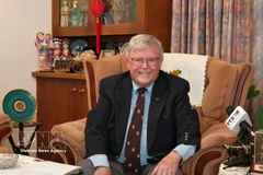 El profesor Carl Thayer, de la Academia de la Fuerza de Defensa Australiana de la Universidad de Nueva Gales del Sur, en la entrevista. (Fuente: VNA)