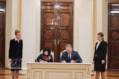 Phung Thi Hong Ha, presidenta del Consejo Popular de Hanoi, y Aleksandr Belsky, titular del Consejo Legislativo de la ciudad de San Petersburgo firman un Memorando de Entendimiento sobre cooperación. (Fuente: VNA)