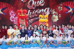 El presidente Luong Cuong, su esposa y delegados en el Programa Especial de Arte de la Patria de Primavera 2026. (Foto: VNA)