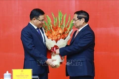 El primer ministro de Vietnam, Pham Minh Chinh, entrega la decisión de nombrar a Le Manh Hung, como ministro interino de Industria y Comercio. (Fuente: VNA)