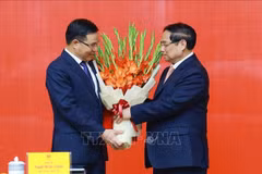 El primer ministro de Vietnam, Pham Minh Chinh, entrega la decisión de nombrar a Le Manh Hung, como ministro interino de Industria y Comercio. (Fuente: VNA)
