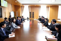 Panorama de la reunión entre el viceprimer ministro vietnamita Le Thanh Long y la ministra de Educación, Cultura, Deportes, Ciencia y Tecnología de Japón, Abe Toshiko. (Fuente: VNA)