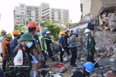 Los equipos de rescate están trabajando para encontrar a las personas que aún permanecen atrapadas entre los escombros. (Foto: VNA)