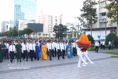 Las autoridades de Ciudad Ho Chi Minh ofrecen flores en el Parque del Monumento dedicadol al Presidente Ho Chi Minh en la calle peatonal Nguyen Hue, en el distrito de Saigón. (Fuente: VNA)