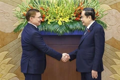 El presidente de la Asamblea Nacional de Vietnam, Tran Thanh Man, recibe al primer vicepresidente del Consejo de la Federación y secretario del Consejo General del Partido Rusia Unida, Vladimir Yakushev. (Fuente: VNA)
