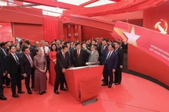 El viceprimer ministro vietnamita Mai Van Chinh, el secretario general del Partido Popular Revolucionario y presidente de Laos, Thongloun Sisoulith, y el presidente del Partido Popular (CPP) y titular del Senado de Camboya, Hun Sen, visitan la exposición. (Fuente: VNA)