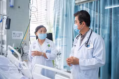Expertos del Hospital Cho Ray analizan las opciones de tratamiento para la víctima. (Fuente: VNA)