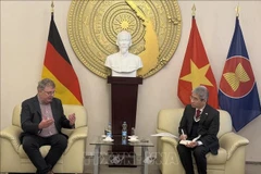 El embajador de Vietnam en Alemania, Nguyen Dac Thanh, se reúne con Patrik Köbele, presidente del Partido Comunista Alemán (DKP). (Fuente: VNA)