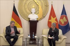 El embajador de Vietnam en Alemania, Nguyen Dac Thanh, se reúne con Patrik Köbele, presidente del Partido Comunista Alemán (DKP). (Fuente: VNA)