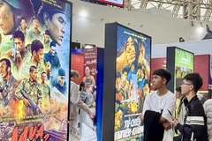 Visitantes disfrutan de la sección de cine en la Feria de Otoño. (Fuente: VNA)