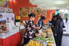 Visitantes en el puesto culinario de la provincia de Ca Mau. (Fuente: VNA)