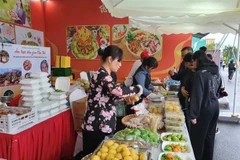 Visitantes en el puesto culinario de la provincia de Ca Mau. (Fuente: VNA)