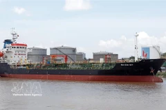 Importación de productos petrolíferos en el puerto de Hai Phong. (Foto: VNA)