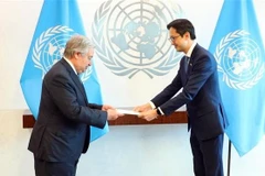 El embajador Do Hung Viet presentó sus cartas credenciales al secretario general de las Naciones Unidas (ONU), António Guterres. (Fuente: VNA)