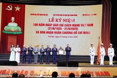 El secretario general del Partido Comunista de Vietnam, To Lam, entregó la Orden Ho Chi Minh al equipo de periodistas revolucionarios vietnamitas. (Fuente: VNA)