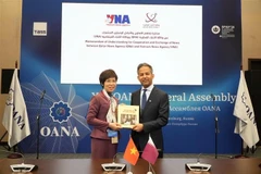 La directora de VNA, Vu Viet Trang, presenta el libro de fotografías «100 años de periodismo revolucionario vietnamita» a sus amigos internacionales. (Fuente: VNA)