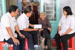 Las autoridades del distrito de Phu Loi, Ciudad Ho Chi Minh, entregan obsequios a los beneficiarios en sus hogares. (Foto: VNA)