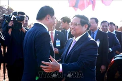 El primer ministro vietnamita, Pham Minh Chinh, (D) y su homólogo laosiano, Sonexay Siphandone, asistieron al acto de inicio de construcción del Parque de la Amistad Laos – Vietnam en Vientiane. (Fuente: VNA)