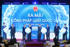 El presidente de la Asamblea Nacional de Vietnam, Tran Thanh Man, y delegados en el acto de presentación del Portal Nacional de Leyes (phapluat.gov.vn). (Fuente: VNA)