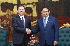 El primer ministro vietnamita, Pham Minh Chinh, recibe a Peng Gangping, presidente de la junta directiva del Grupo chino de Ciencia y Tecnología Huadian. (Fuente: VNA)