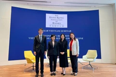 Le Duc Hanh, Cónsul General de Vietnam en Hong Kong (segundo desde la izquierda) y delegados asistentes al taller. (Foto: VNA)