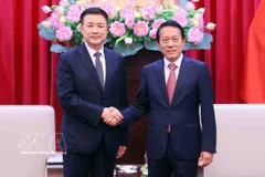 El ministro de Seguridad Pública de Vietnam, Luong Tam Quang, y su homólogo chino, Wang Xiaohong. (Fuente: VNA)