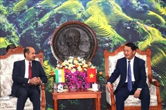 El secretario del Comité partidista de la provincia norteña de Ha Giang, Hau A Lenh, recibió al embajador de la India en Vietnam, Sandeep Arya. (Fuente: VNA)