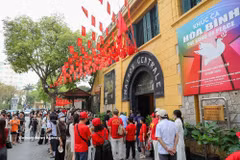 El sitio histórico de la prisión de Hoa Lo atrae a muchos residentes de Hanoi durante ló eventos festivos. (Foto: VNA)