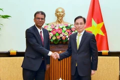 El ministro de Relaciones Exteriores, Le Hoai Trung, recibe al embajador no residente de Nepal en Vietnam, Dhan Bahadur Oli. (Fuente: VNA)