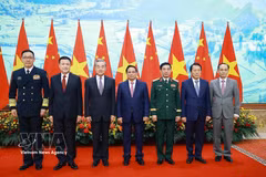 El primer ministro de Vietnam, Pham Minh Chinh, (cuarto a la derecha) recibe a los ministros chinos. (Fuente: VNA)